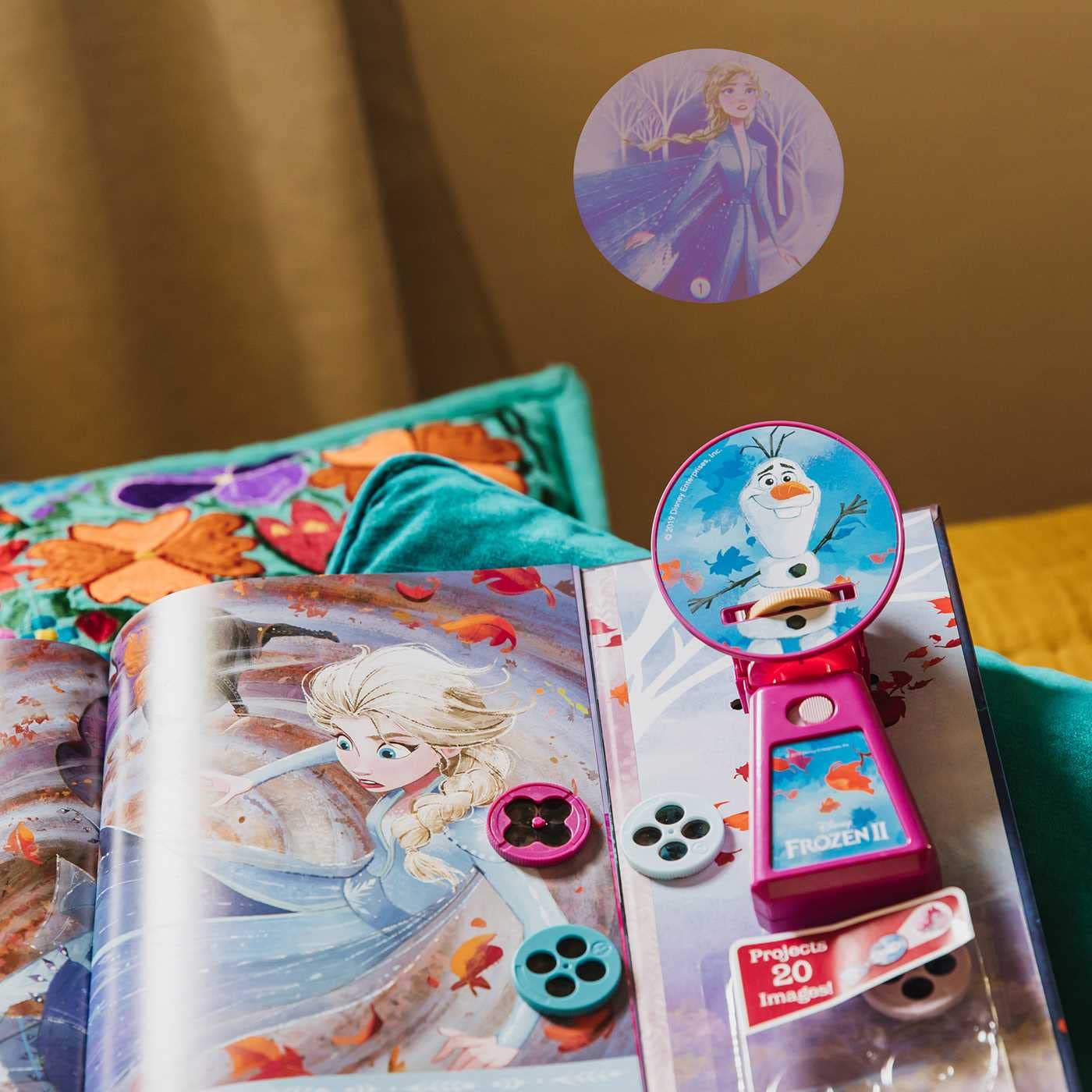 Movie Theater Storybook & Movie Projector: Disney Frozen